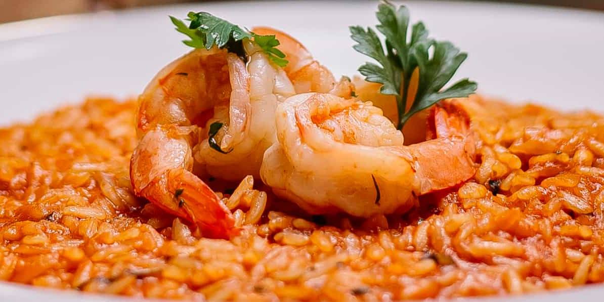 El risotto de gambas requiere de calma para añadir el caldo.