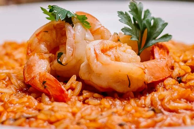 El risotto de gambas requiere de calma para añadir el caldo.