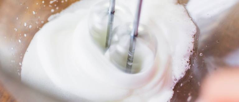 leche evaporada La nata y la leche evaporada contienen diferentes porcentajes de materia grasa.