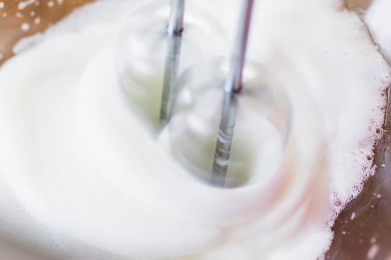 La nata y la leche evaporada contienen diferentes porcentajes de materia grasa.