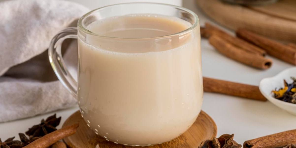 chai latte con bebida de avena El chai latte con bebida de avena puede consumirse frio con un poco de hielo.