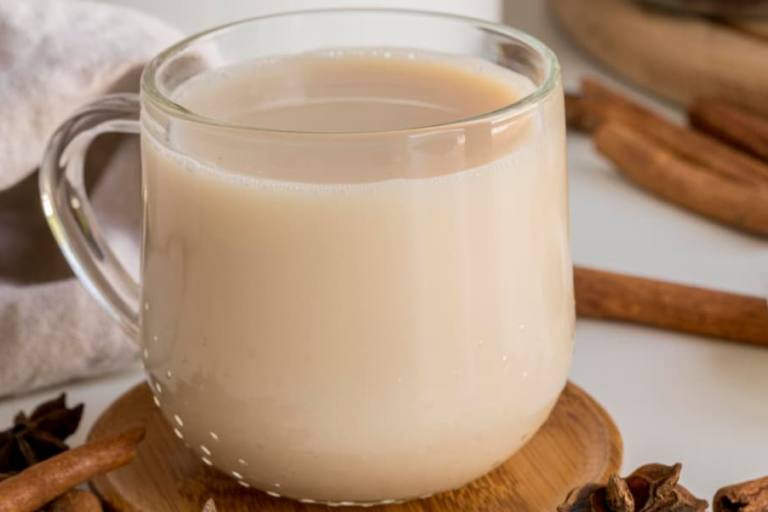 chai latte con bebida de avena El chai latte con bebida de avena puede consumirse frio con un poco de hielo.