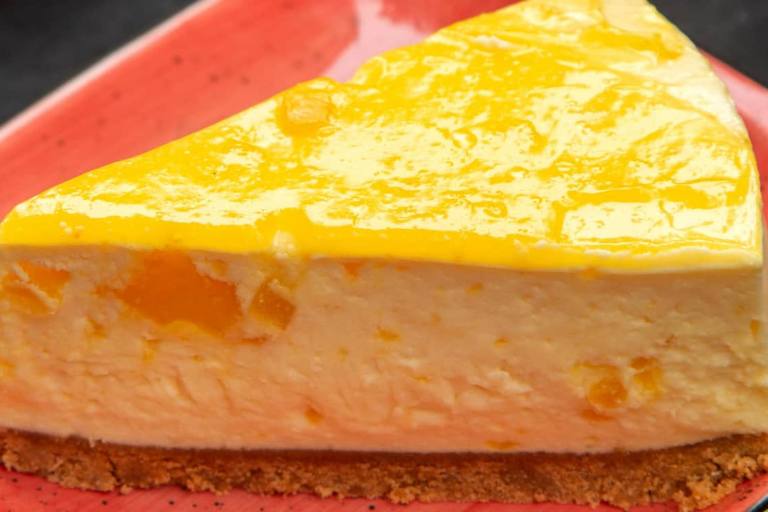 La gelatina es fundamental para que la tarta de piña y leche de coco La gelatina es fundamental para que la tarta de piña y leche de coco cuaje adecuadamente.