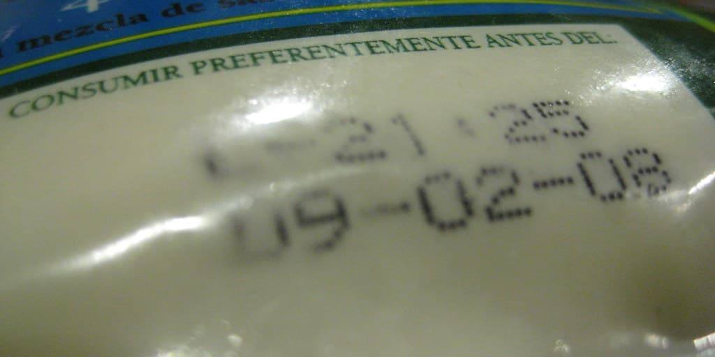 fecha de caducidad (1) La fecha de caducidad en productos lácteos como leche, yogur, queso fresco, y otros productos frescos es una fecha crítica.