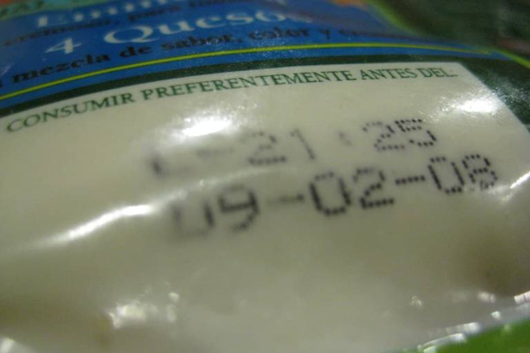 fecha de caducidad (1) La fecha de caducidad en productos lácteos como leche, yogur, queso fresco, y otros productos frescos es una fecha crítica.