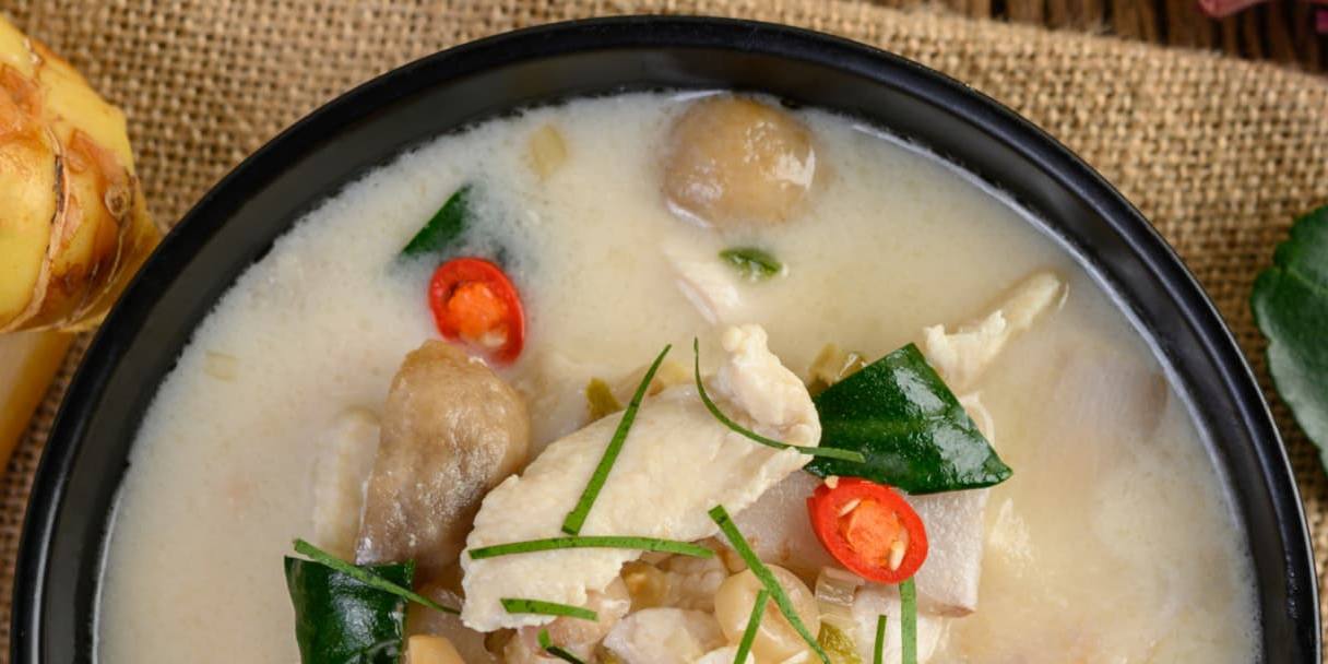 sopa de pollo con leche de coco A medida que la cocina asiática se ha vuelto más popular, la sopa de pollo con leche de coco se ha convertido en un plato internacional.