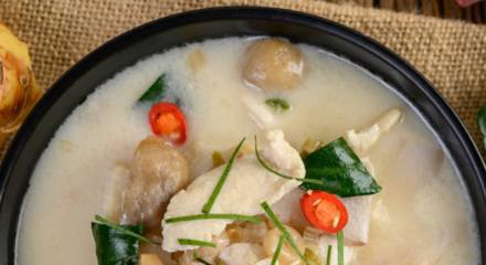 A medida que la cocina asiática se ha vuelto más popular, la sopa de pollo con leche de coco se ha convertido en un plato internacional.