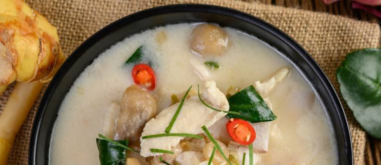 A medida que la cocina asiática se ha vuelto más popular, la sopa de pollo con leche de coco se ha convertido en un plato internacional.