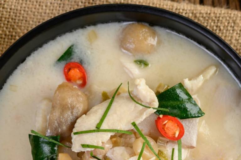 A medida que la cocina asiática se ha vuelto más popular, la sopa de pollo con leche de coco se ha convertido en un plato internacional.