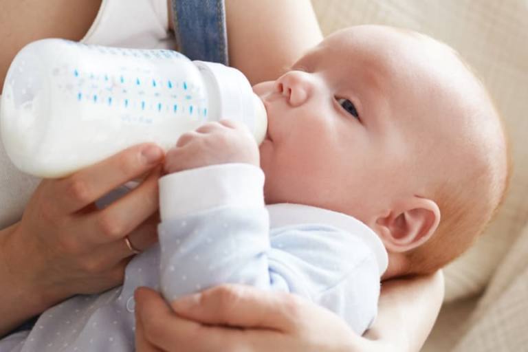 Los principales factores que alteran el contenido y la composición de la leche materna son el periodo de lactancia, la prematuridad y la dieta materna.