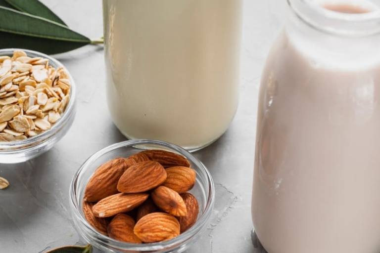 bebidas vegetales La entrada de nuevos consumidores en la categoría de bebidas vegetales sucede con el fin de abandonar los lácteos por intolerancia, alergia o cuestiones digestivas.