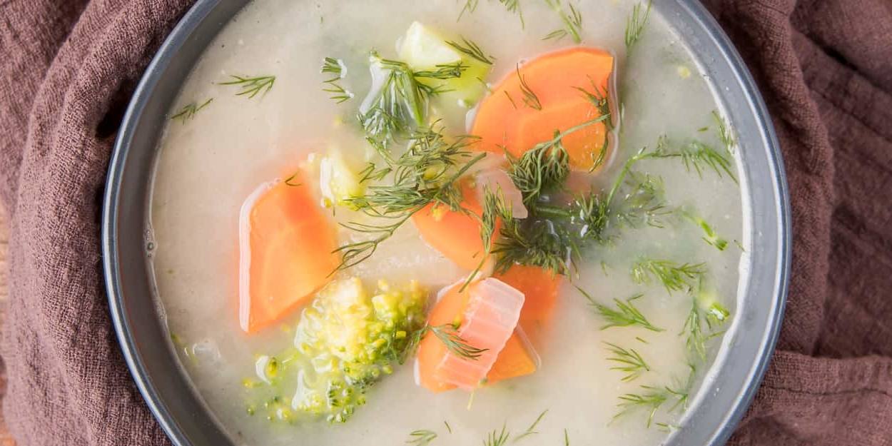 sopa de pescado con leche de coco La sopa de pescado con leche de coco es un plato delicioso y reconfortante con una vinculación directa con la gastronomía tailandesa.