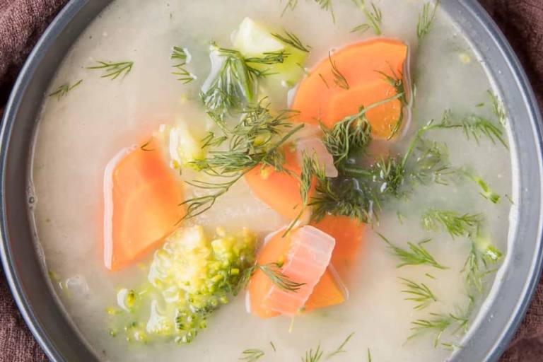 sopa de pescado con leche de coco La sopa de pescado con leche de coco es un plato delicioso y reconfortante con una vinculación directa con la gastronomía tailandesa.