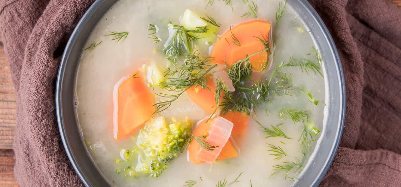 La sopa de pescado con leche de coco es un plato delicioso y reconfortante con una vinculación directa con la gastronomía tailandesa.