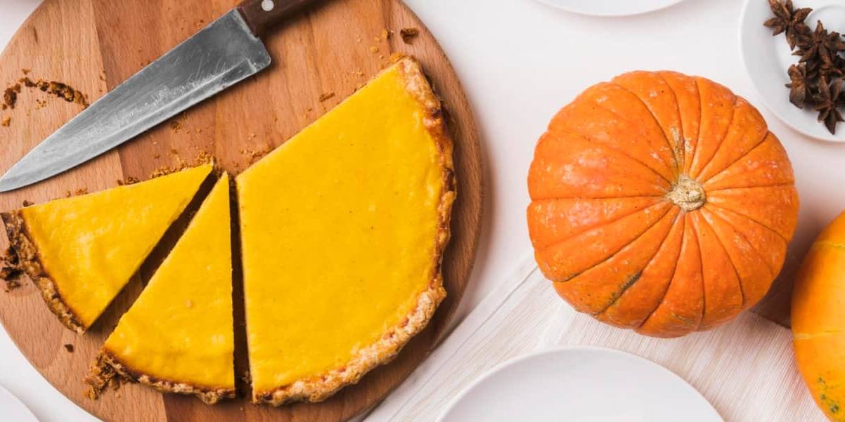 Recuerda, la tarta de queso y calabaza a menudo mejora su sabor después de un día en el refrigerador.