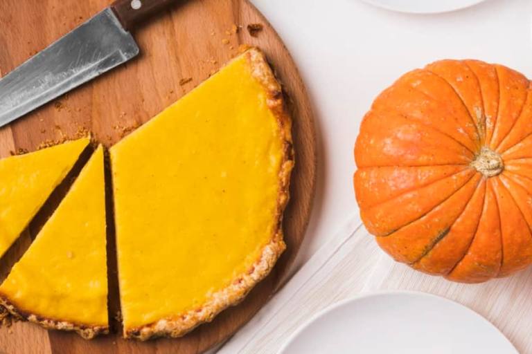 Recuerda, la tarta de queso y calabaza a menudo mejora su sabor después de un día en el refrigerador.