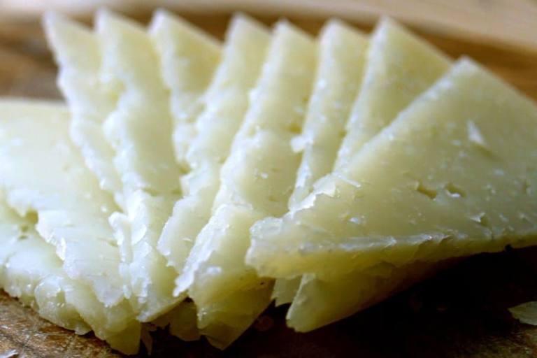 queso (1) El informe de la organización muestra con claridad que el consumo de quesos se estanca a partir de los 36 años.