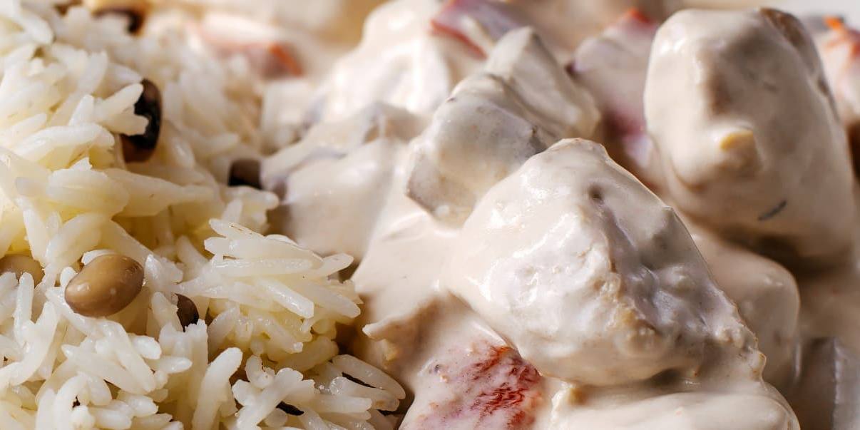 Exprime un poco de jugo de limón fresco sobre el pollo con salsa de nata antes de servir para darle un toque cítrico y fresco.