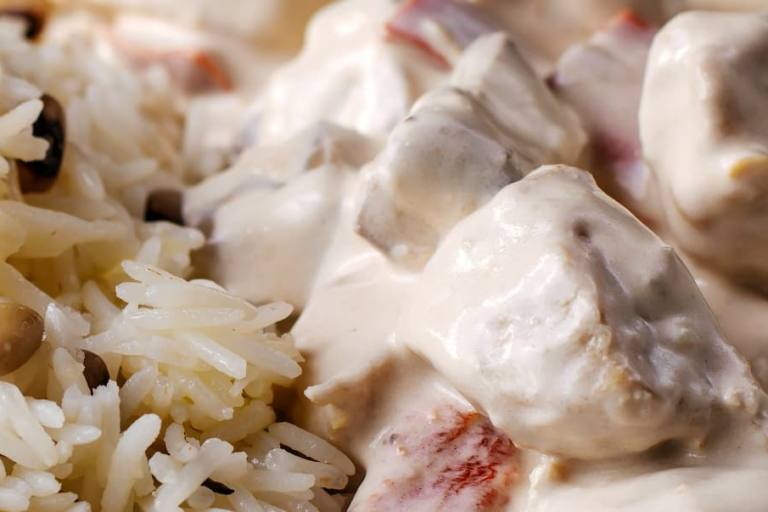 Exprime un poco de jugo de limón fresco sobre el pollo con salsa de nata antes de servir para darle un toque cítrico y fresco.