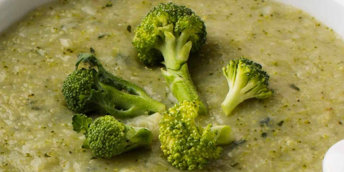 Si sustituyes la leche entera por nata para cocinar obtendrás una crema de brócoli y queso cheddar más densa.