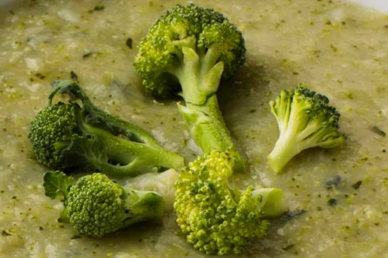 crema de brócoli y queso cheddar Si sustituyes la leche entera por nata para cocinar obtendrás una crema de brócoli y queso cheddar más densa.