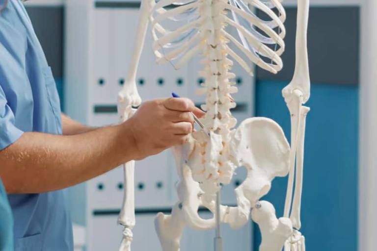 calcio Es importante señalar que la carencia de calcio a menudo está relacionada con una dieta deficiente en alimentos ricos en calcio.