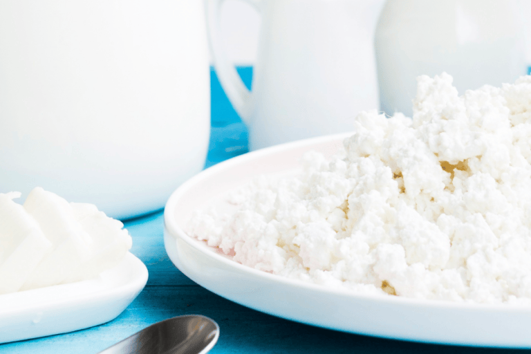 lácteo La leche y los productos lácteos son fuentes importantes de calcio y vitamina D, nutrientes esenciales para la salud ósea.