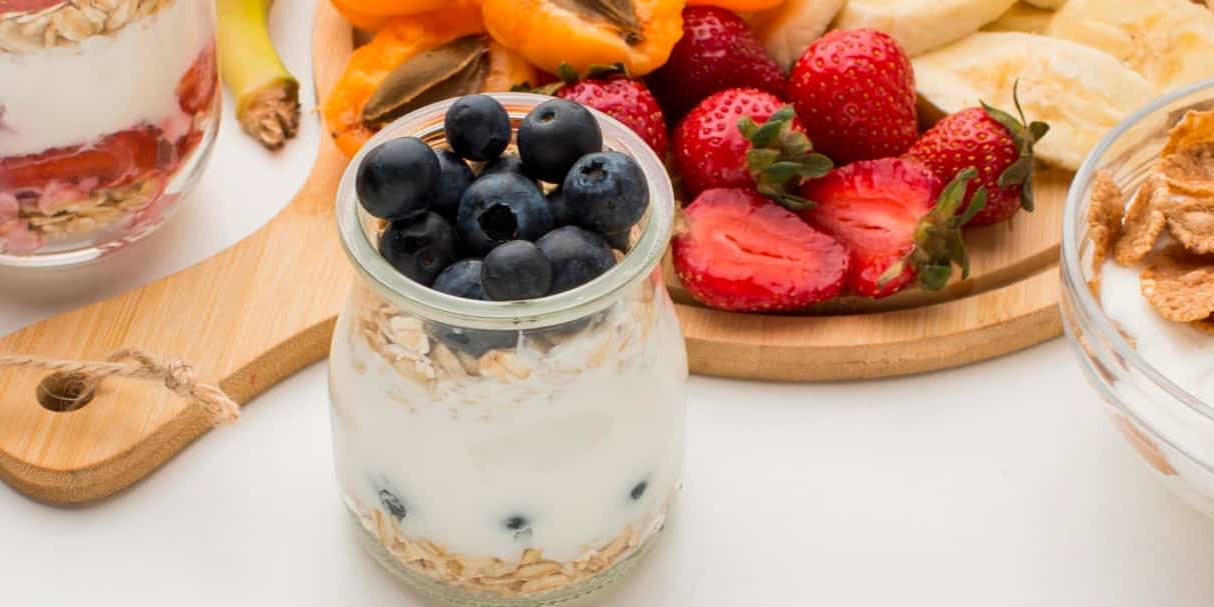 yogur natural El yogur natural es versátil y se puede emplear fácilmente en cocina y repostería.