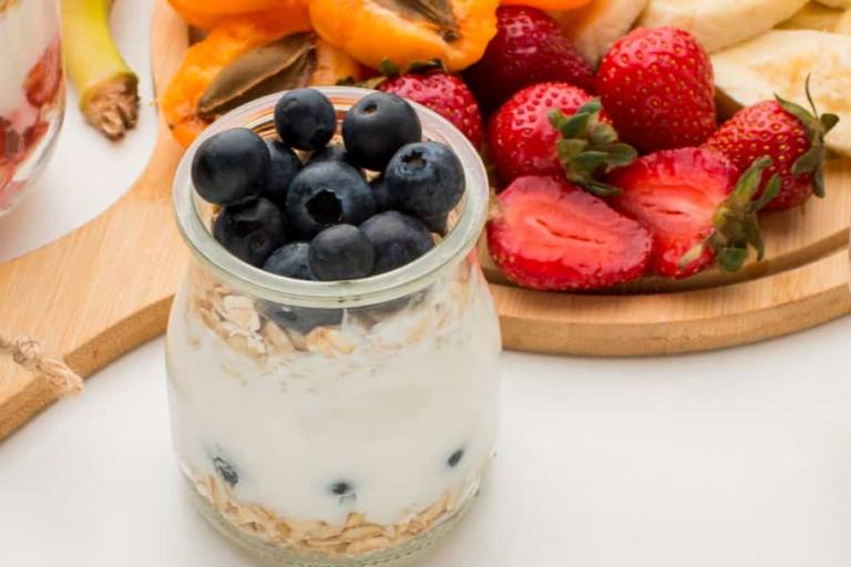 El yogur natural es versátil y se puede emplear fácilmente en cocina y repostería.