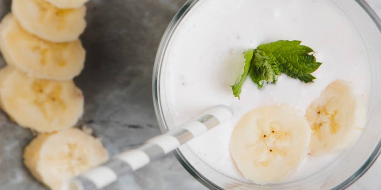 Agregar una cucharada pequeña de canela, nuez moscada o cardamomo al batido de plátano y yogur aporta un toque de profundidad.