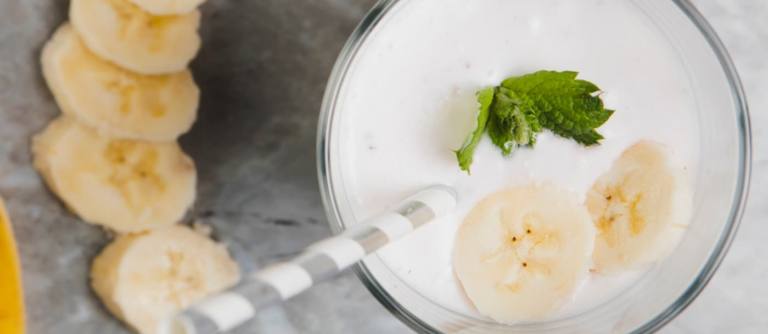 Agregar una cucharada pequeña de canela, nuez moscada o cardamomo al batido de plátano y yogur aporta un toque de profundidad.