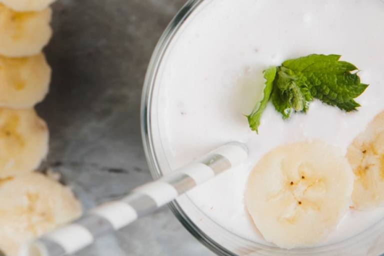 Agregar una cucharada pequeña de canela, nuez moscada o cardamomo al batido de plátano y yogur aporta un toque de profundidad.