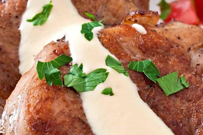 Si bien la salsa de queso azul tradicionalmente tiene influencias europeas, su popularidad ha trascendido las fronteras.