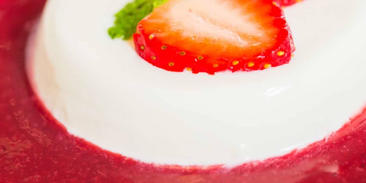 panna cotta con salsa de frambuesas Añadir la ralladura de un limón o una naranja a la mezcla de panna cotta con salsa de frambuesas basta para darle un toque cítrico.