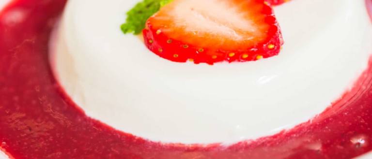 Añadir la ralladura de un limón o una naranja a la mezcla de panna cotta con salsa de frambuesas basta para darle un toque cítrico.