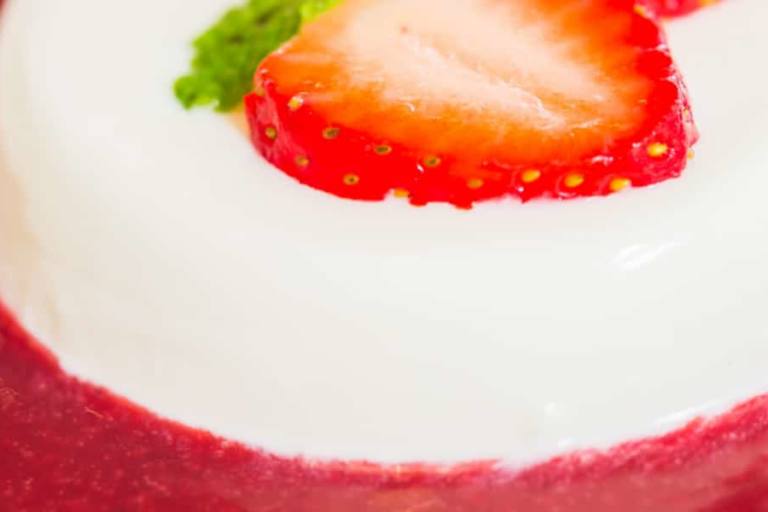 Añadir la ralladura de un limón o una naranja a la mezcla de panna cotta con salsa de frambuesas basta para darle un toque cítrico.