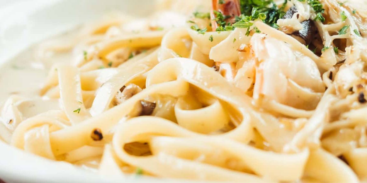 La fama de la pasta Alfredo creció rápidamente y ha sido popularizada aún más durante décadas por las celebridades internacionales.