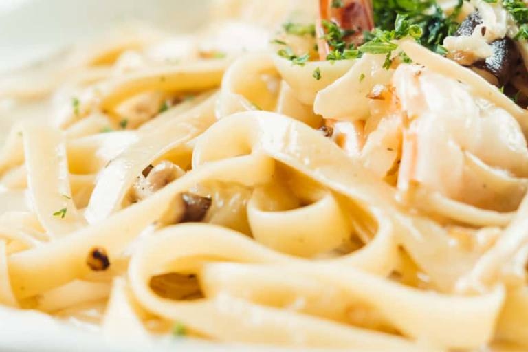 La fama de la pasta Alfredo creció rápidamente y ha sido popularizada aún más durante décadas por las celebridades internacionales.