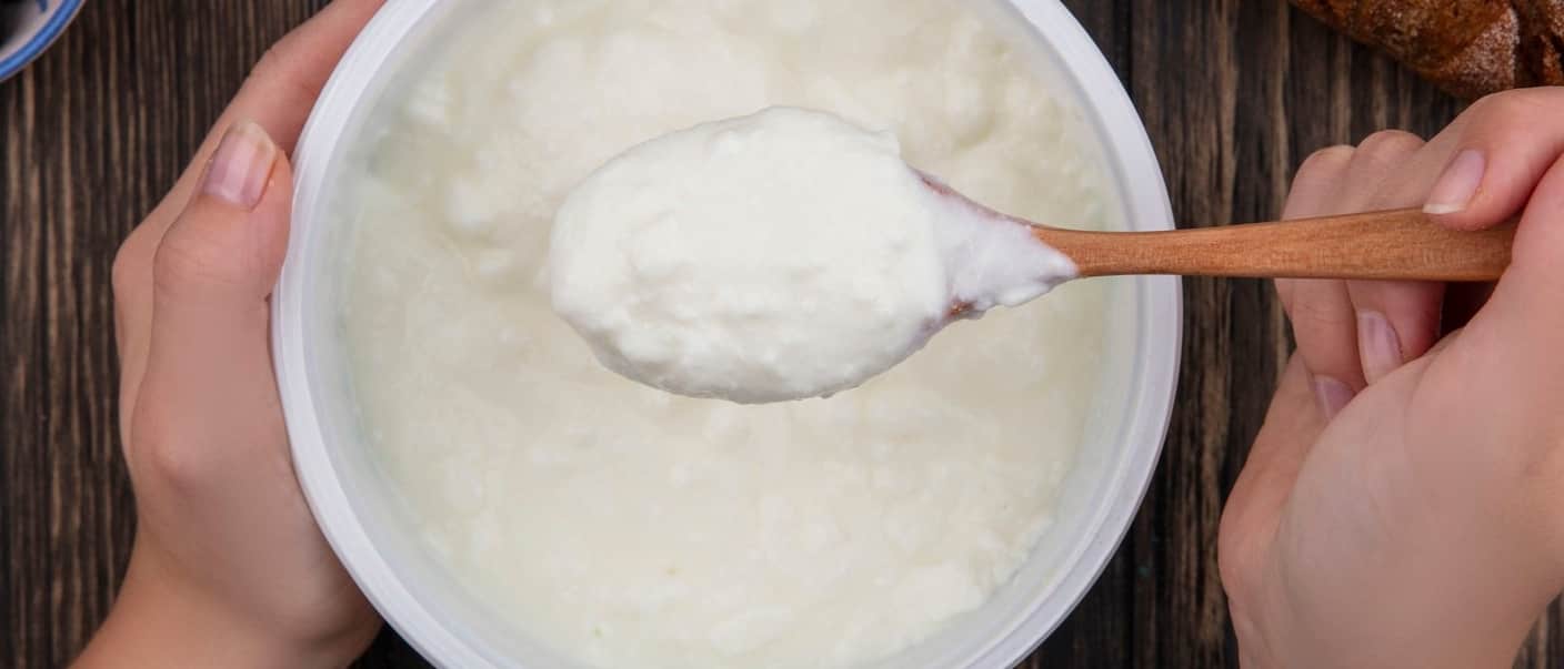 El yogur griego es conocido por su consistencia más densa y cremosa en comparación con otros yogures tradicionales.
