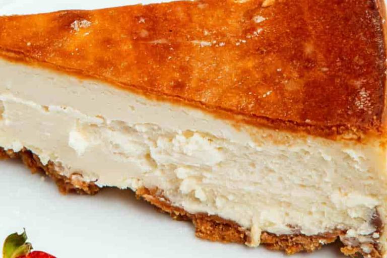 Agrega una textura más compleja y sabor profundo a la tarta de queso azul con nueces, almendras o avellanas.