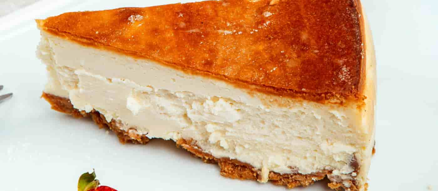 Agrega una textura más compleja y sabor profundo a la tarta de queso azul con nueces, almendras o avellanas.