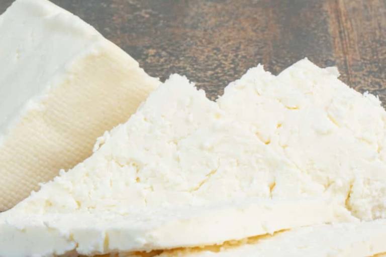 El queso Havarti es un queso semicremoso y semicurado originario de Dinamarca.