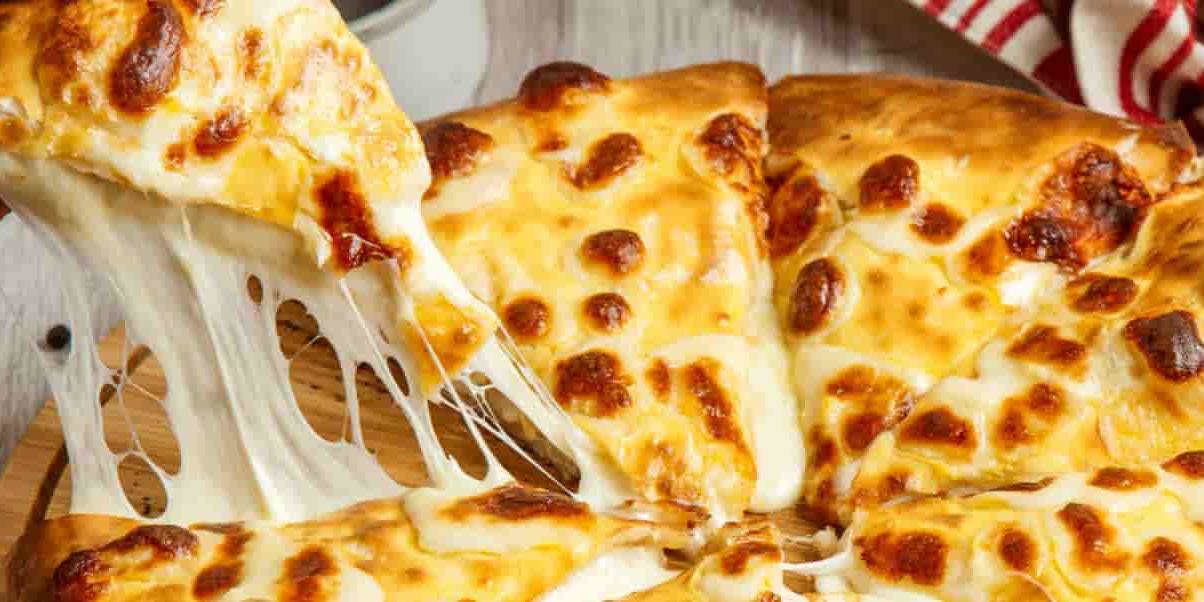 Esta receta de pizza 4 quesos consta de una base de masa perfectamente horneada, con una textura crujiente y color dorada.