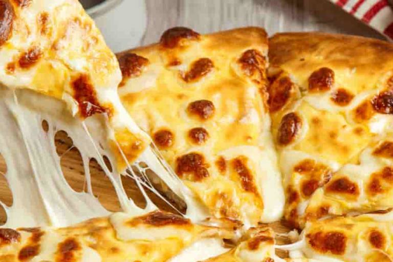 Esta receta de pizza 4 quesos consta de una base de masa perfectamente horneada, con una textura crujiente y color dorada.