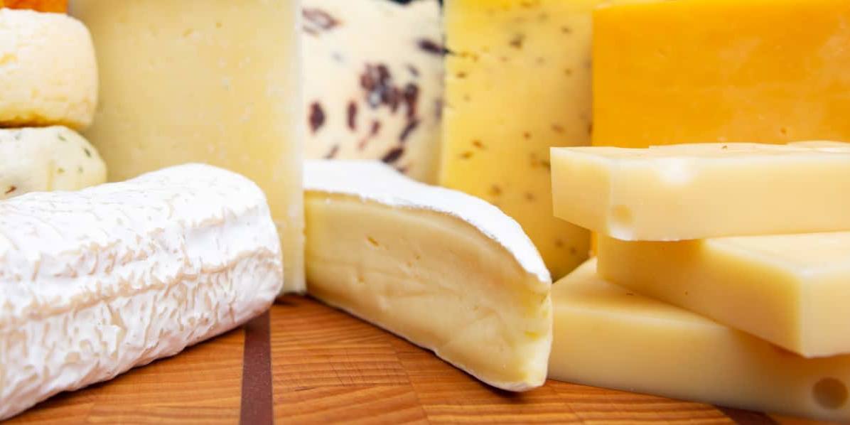 El proceso de producción del quesos sin lactosa implica la adición de enzimas, que descomponen la lactosa en glucosa y galactosa.