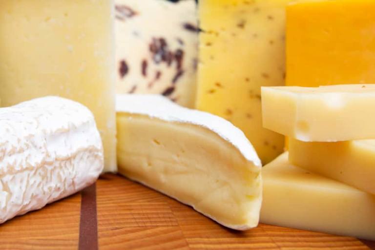 quesos sin lactosa El proceso de producción del quesos sin lactosa implica la adición de enzimas, que descomponen la lactosa en glucosa y galactosa.