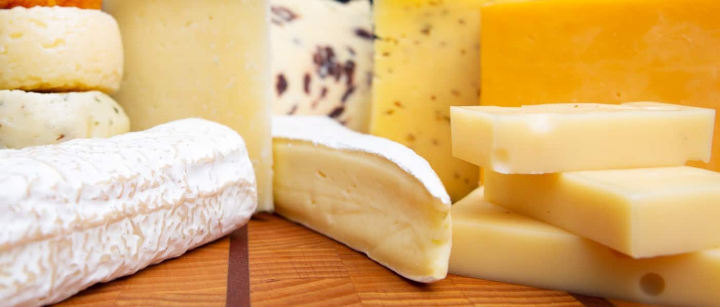 El proceso de producción del quesos sin lactosa implica la adición de enzimas, que descomponen la lactosa en glucosa y galactosa.