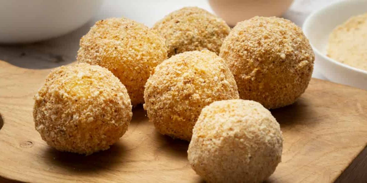 Las trufas de queso azul y nueces reservan un cremoso interior aderezado con perejil y una cubierta ligeramente crujiente.