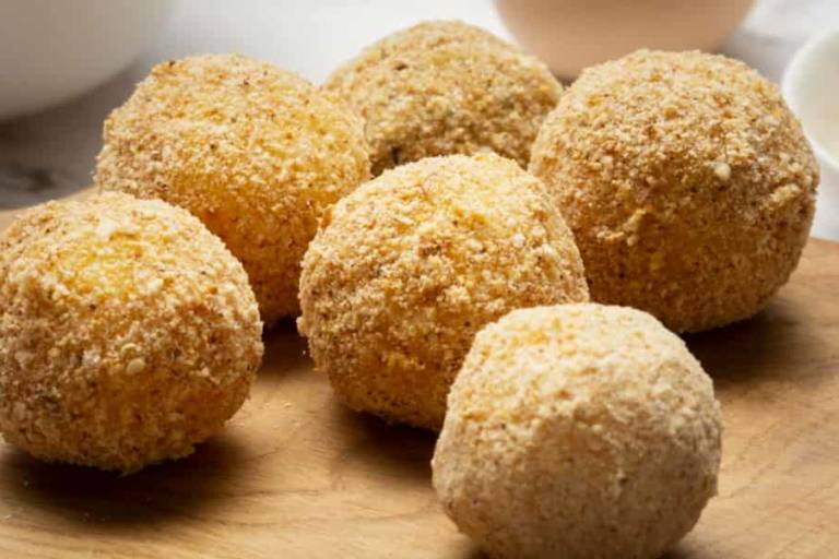 Las trufas de queso azul y nueces reservan un cremoso interior aderezado con perejil y una cubierta ligeramente crujiente.