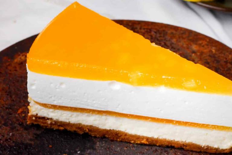 El reposado en frío es uno de los secretos de la tarta de queso y maracuyá.